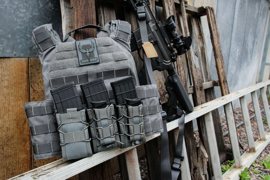 Politico: Xitoy Rossiyaga minglab miltiq va bronejilet yetkazib bergan