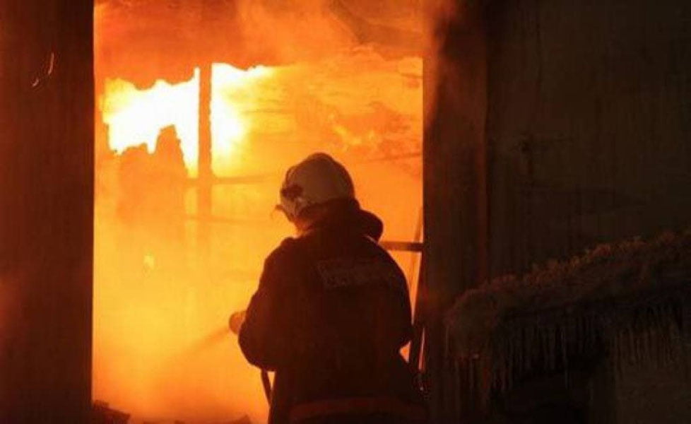 Tunda Navoiyda 3 qavatli savdo markazi yonib ketdi