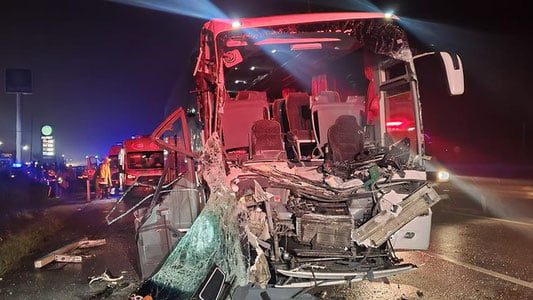 Туркияда болаларни олиб кетаётган автобус ЙТҲга учради