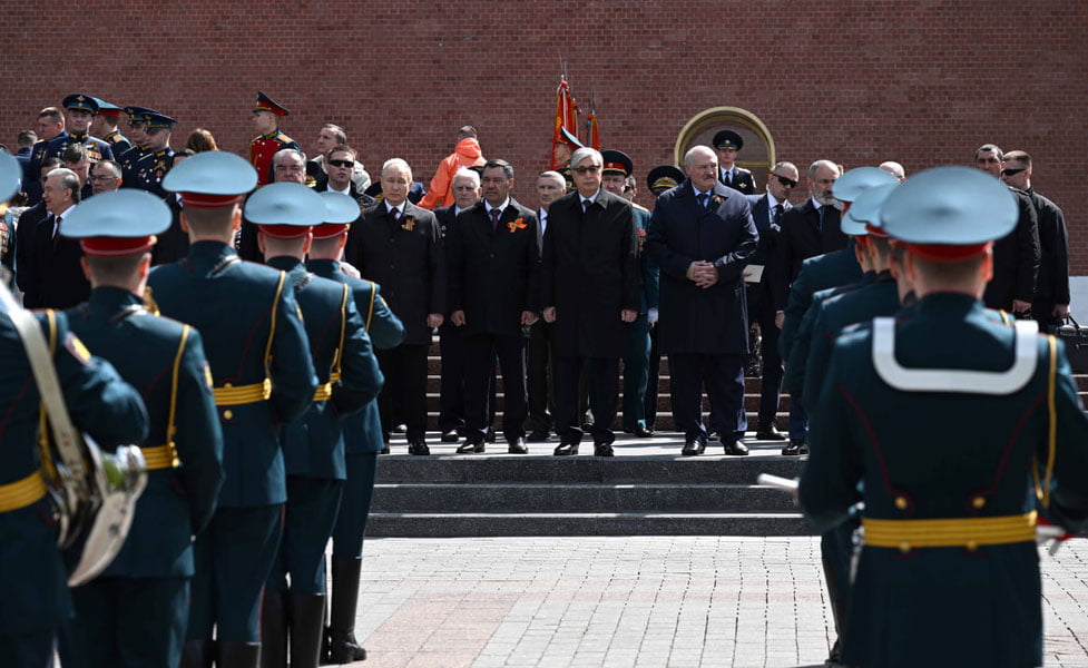 Лукашенко Қизил майдондаги парадга қўли боғланган ҳолда келди