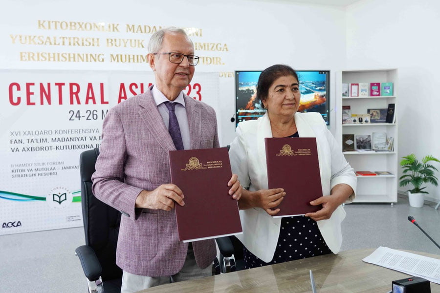 Buxoro amirligi tarixiga oid adabiyotlarning elektron versiyasi Buxoro AKMga sovg‘a qilindi