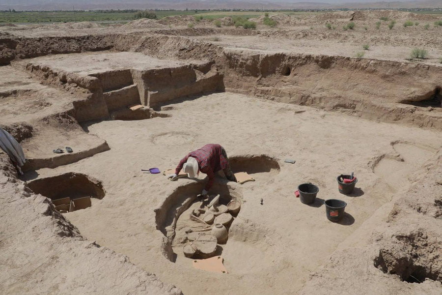 Сурхондарёда сопол идишлар билан бирга кўмилган одам қабри топилди