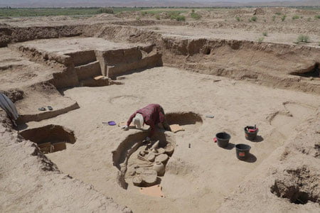 Сурхондарёда сопол идишлар билан бирга кўмилган одам қабри топилди