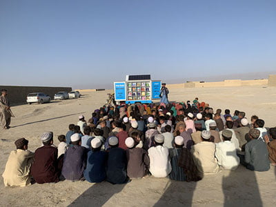 Кўнгиллилар Афғонистондаги болалар учун кўчма мактаблар ташкил этмоқда