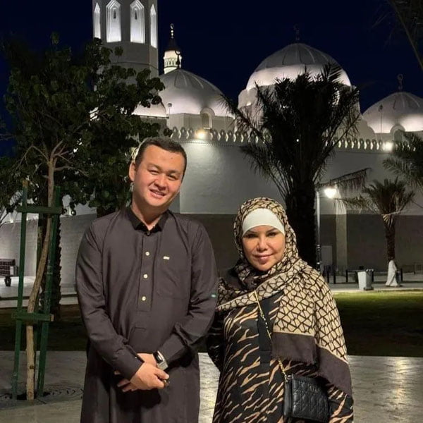 Yulduz Usmonova tug‘ilgan kunini Makkada nishonladi