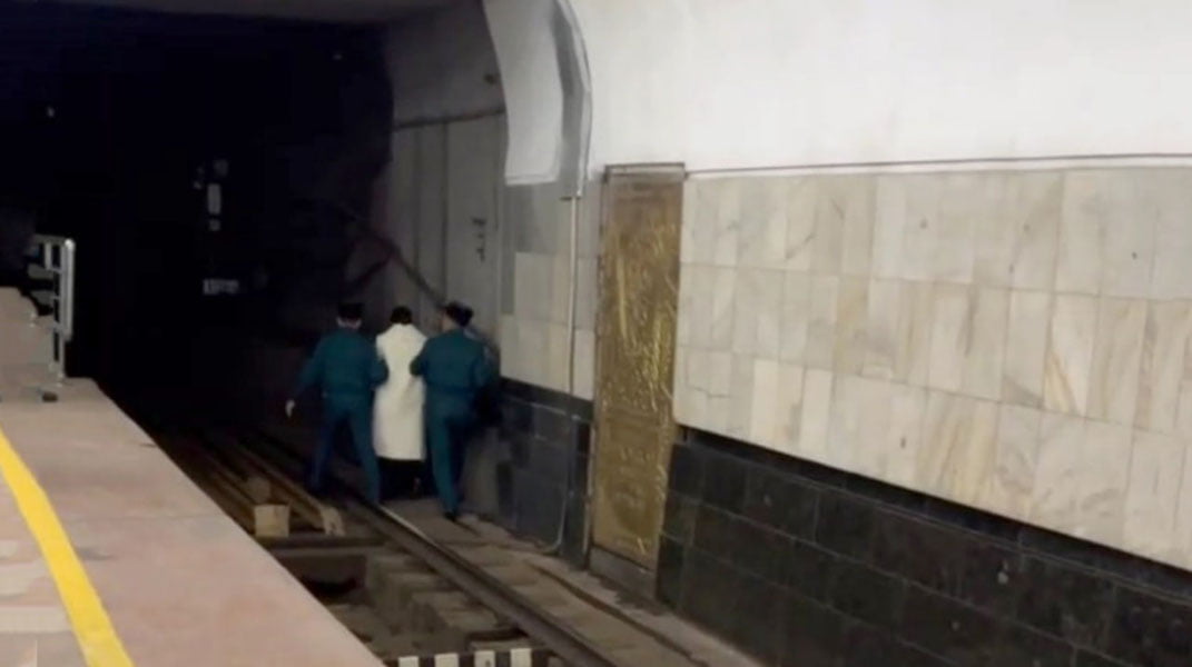 Тошкент метросида аёл поезд йўлагига тушиб кетди