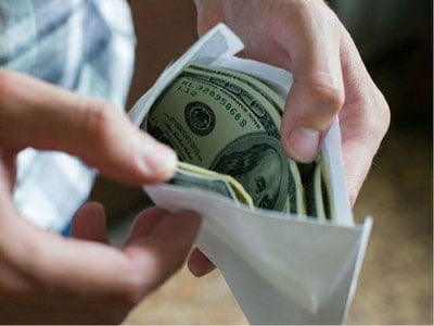 Оҳангаронда ҳоким ёрдамчиси пора билан ушланди