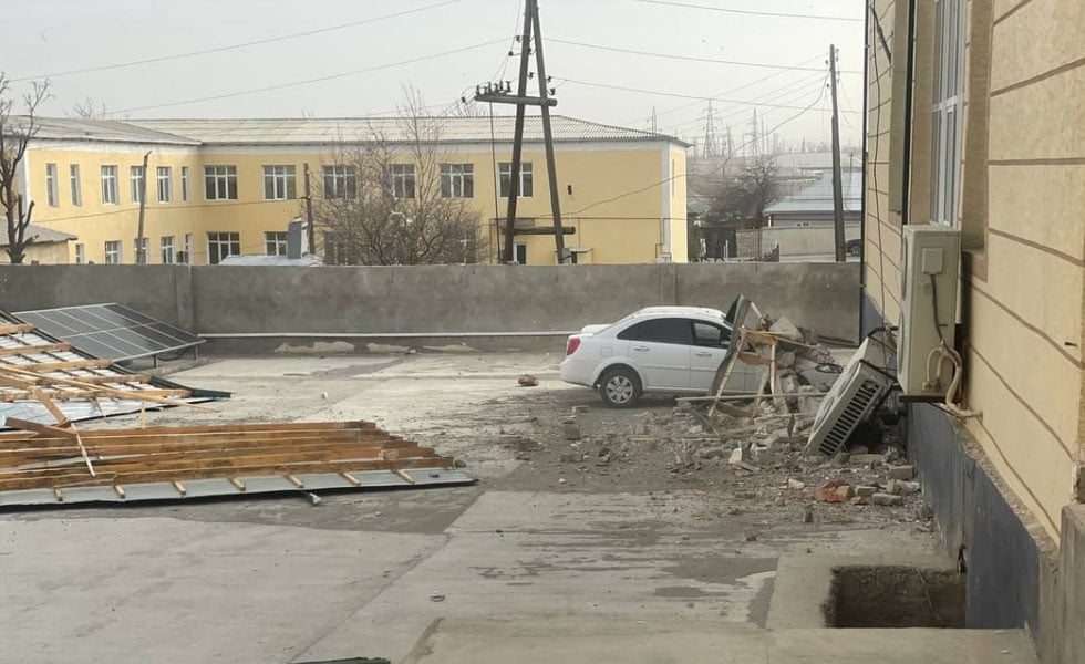 Kuchli shamolda Forish tumani hokimligi majlislar zalining tomi uchib ketdi