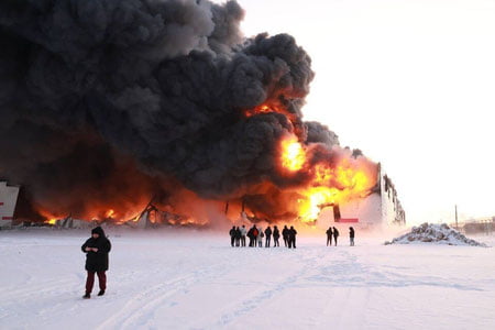 Санкт-Петербургдаги омборда йирик ёнғин юз берди