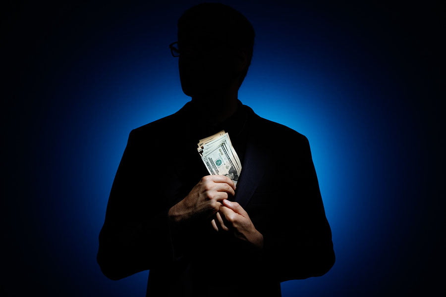 Marg‘ilonda hokim yordamchisi pora bilan ushlandi