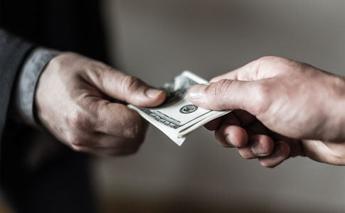 Адвокат 100 минг доллар пора олаётган вақтида ушланди