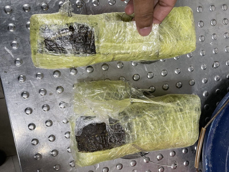 Haydovchi salkam 2 kilogramm “gashish”ni mashinasiga yopishtirib, chegaradan o‘tmoqchi bo‘ldi