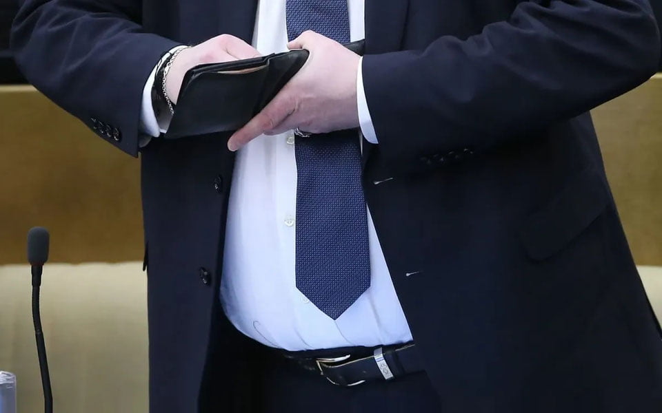 Davlat ishchilari endi ishiga qarab oylik oladi