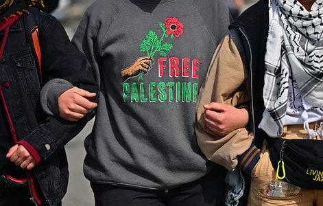 Қор остида қолган гуллар, ўт ўчирувчилар намойиши ва кўзойнак таққан ит саёҳати