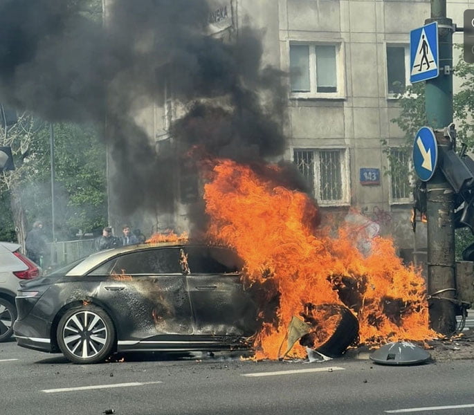 Mamlakatda yagona bo‘lgan qimmatbaho mashina yonib ketdi