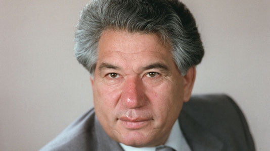 Ashxobodda Chingiz Aytmatov haykali ochildi