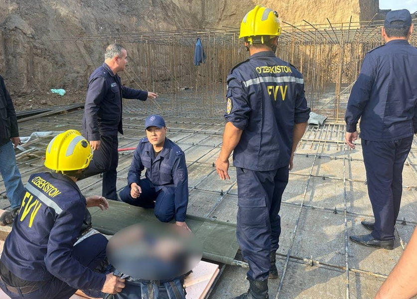 Янги қурилаётган турар жойда ишчини тупроқ босиб қолди