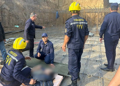 Янги қурилаётган турар жойда ишчини тупроқ босиб қолди