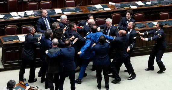 Italiya parlamentida mushtlashuv bo‘ldi