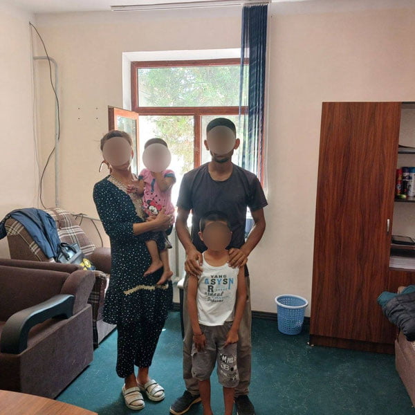 Bolasini vahshiylarcha tepib, yiqitgan erkak videosi tarqaldi