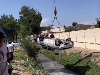 Самарқандда Nexia-2 каналга тушиб кетди