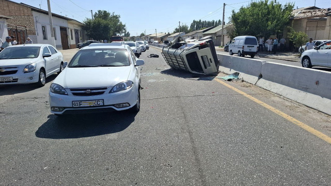 Янгийўлда Damas аварияга учраб, ағдарилиб кетди