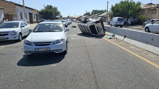 Янгийўлда Damas аварияга учраб, ағдарилиб кетди