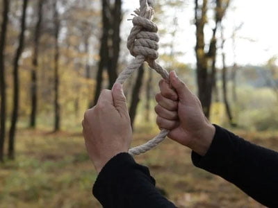 Қибрайда 22 ёшли йигит ўзини дарахтга осиб қўйди