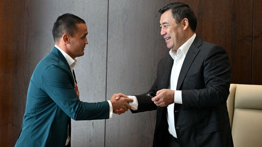 Қирғизистон президенти ўзбекистонлик бокс мураббийига автомобиль совға қилди