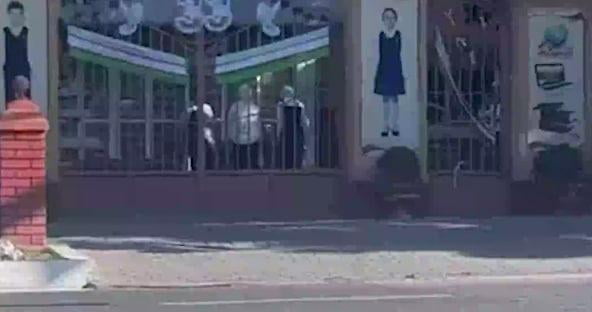 Andijonda darsga kechikkan qizlar jazo sifatida o‘tirib-turg‘azildi