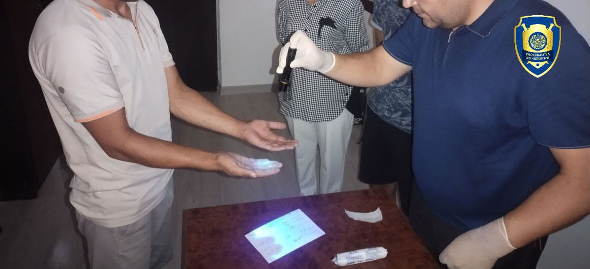 Бухорода институт ўқитувчиси пора билан ушланди