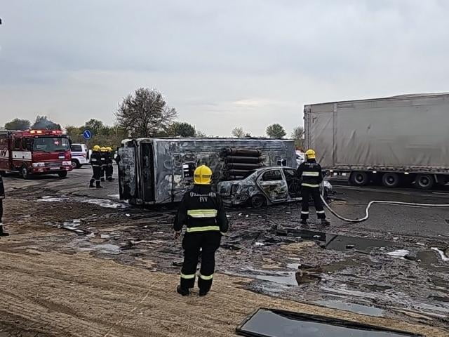 Тошкент вилоятида автобус ва Cobalt ёниб кетди