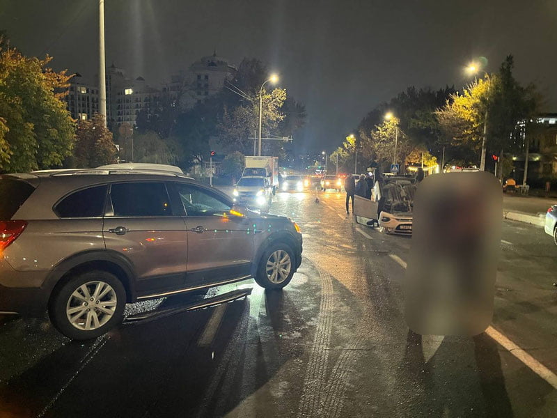 Тошкентда Spark аварияга учраб, ағдарилиб кетди