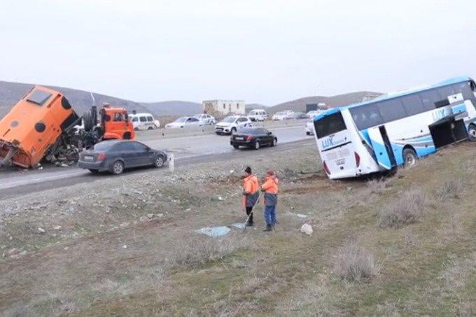 Жиззахда автобус йўл тозаловчи машина билан тўқнашди