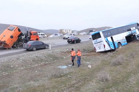 Жиззахда автобус йўл тозаловчи машина билан тўқнашди