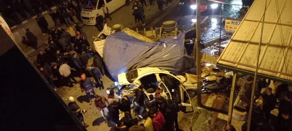 Turkiyada yuk mashinasi ko‘prikdan qulab tushdi