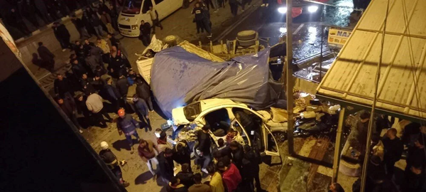 Turkiyada yuk mashinasi ko‘prikdan qulab tushdi