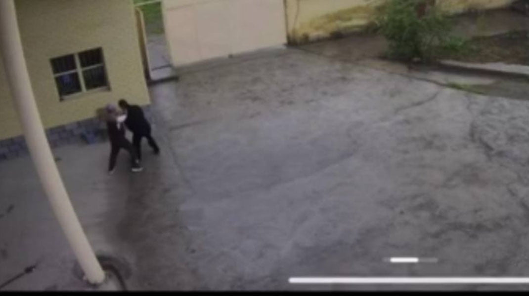 Jizzaxdagi zapravkada haydovchi operatorni kaltakladi