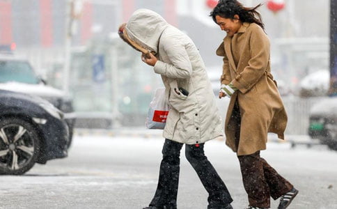 Эҳтиёт бўлинг, шамол учириб кетади!