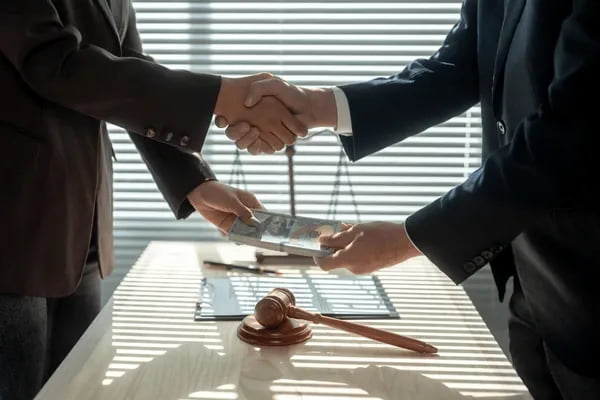 Сирдарёда ҳокимлик ходими 30 минг доллар пора билан ушланди