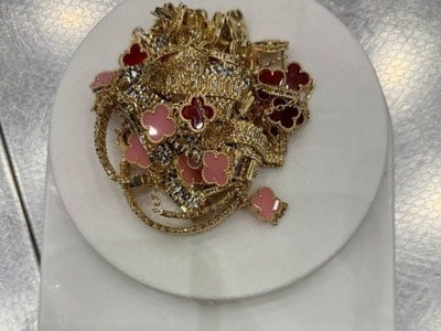 Aeroportda taqinchoqlarni yashirin olib o‘tmoqchi bo‘lganlar ushlandi