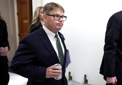 Bayden nimani yashirmoqda?