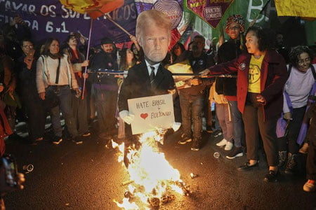 Бразилияда Трамп қиёфасидаги қўғирчоқлар ёқиб юборилди