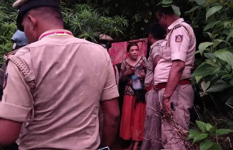 Hindistonda ikki farzandi bilan g‘orda yashayotgan rossiyalik ayol topildi