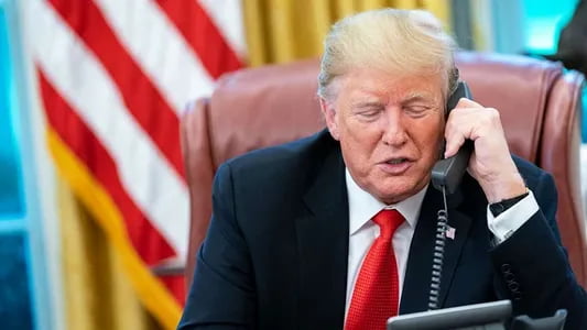 Трамп дипломатик протокол қоидаларини бузди