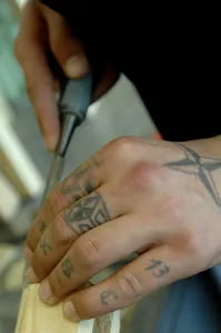 “A.U.Е.”: Жиноятни тарғиб қилувчи тузилма ёшлар орасида ёйилмоқда