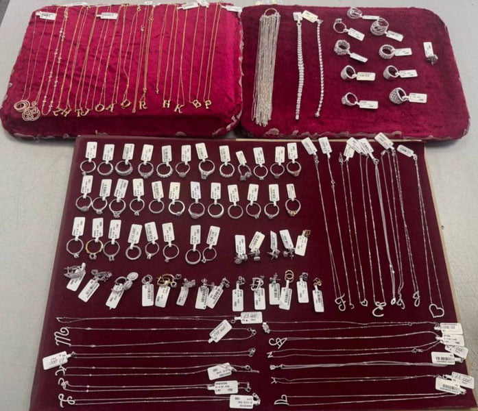 Тошкент аэропортида ички кийимига заргарлик буюмлари яширган йўловчи қўлга тушди