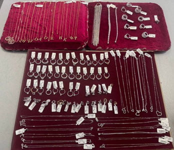 Тошкент аэропортида ички кийимига заргарлик буюмлари яширган йўловчи қўлга тушди