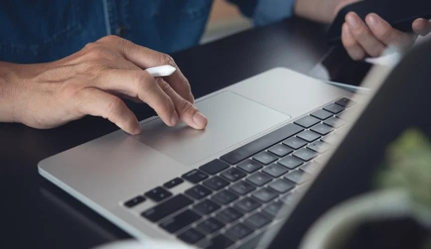 Қирғизистонда аниқ фанлар ўқитувчилари ноутбук билан таъминланди