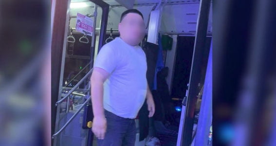 Тошкентда автобус ҳайдовчиси болани эшик билан уриб юборгани учун ишдан бўшатилди